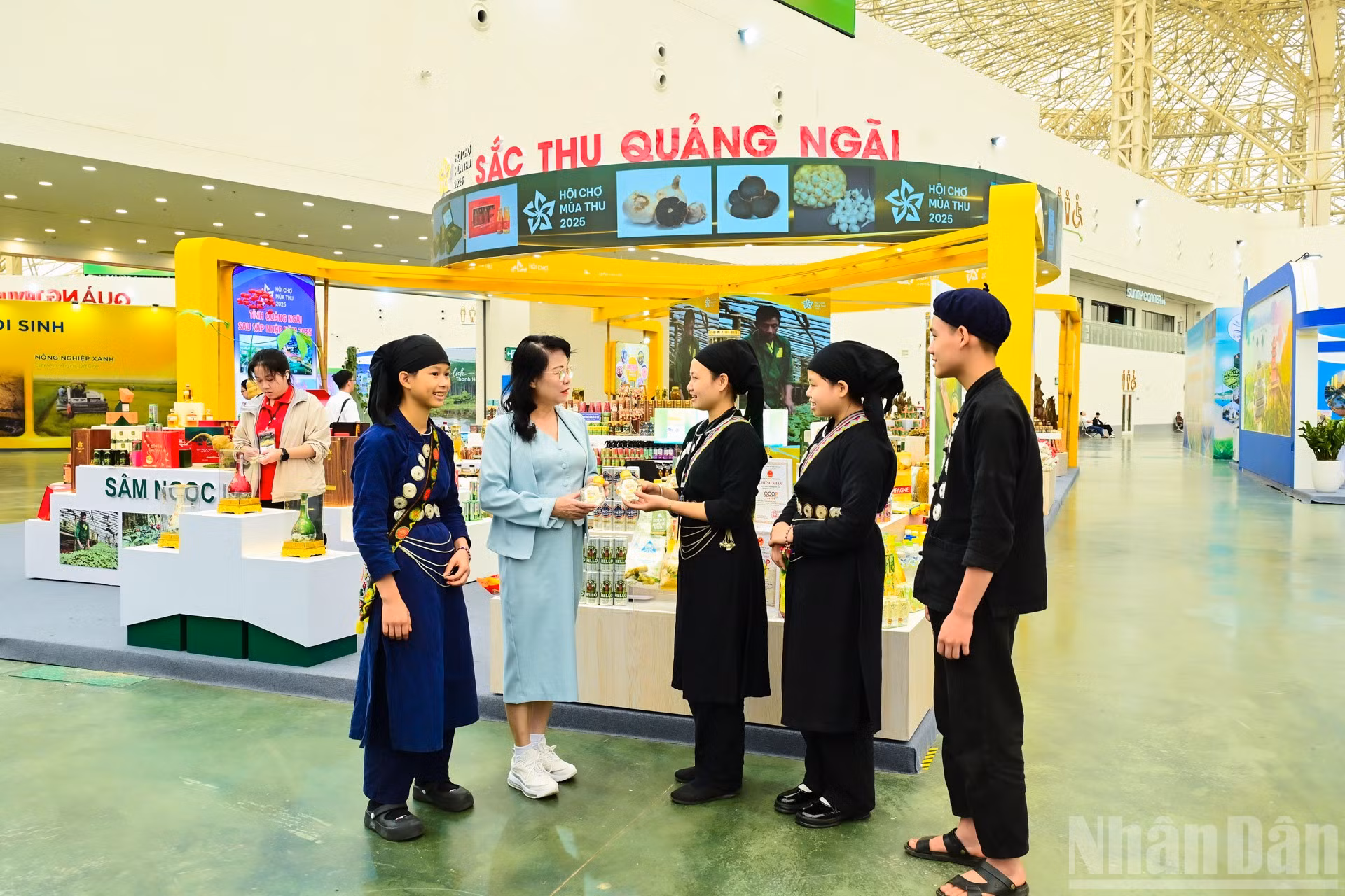 Không gian trưng bày, giới thiệu, quảng bá văn hóa, du lịch, ẩm thực tỉnh Quảng Ngãi được tổ chức khá công phu, nhằm giới thiệu, quảng bá hình ảnh, tiềm năng, thế mạnh về đầu tư, thương mại và du lịch của tỉnh đến với các địa phương, doanh nghiệp, nhà đầu tư trong và ngoài nước.