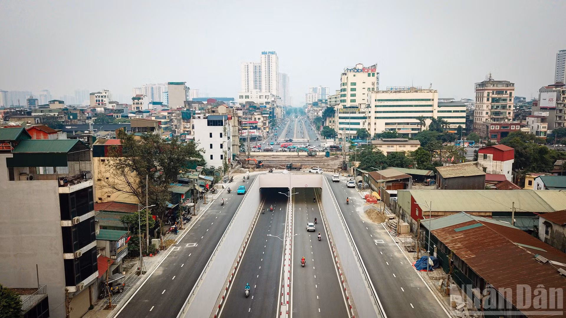 Toàn cảnh hầm chui nút giao Kim Đồng-Giải Phóng nhìn từ trên cao. Công trình trị giá 778 tỷ đồng đã thông xe kỹ thuật, các làn xe lưu thông thông suốt, một số hạng mục phụ trợ vẫn đang được hoàn thiện.