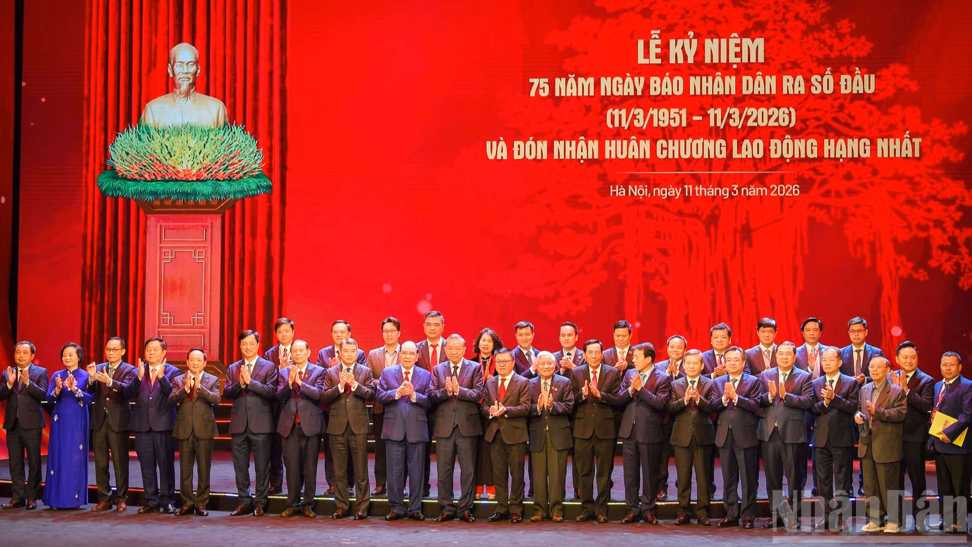 Tổng Bí thư Tô Lâm cùng các đồng chí lãnh đạo, nguyên lãnh đạo Đảng, Nhà nước chụp hình lưu niệm cùng lãnh đạo Báo Nhân Dân qua các thời kỳ.