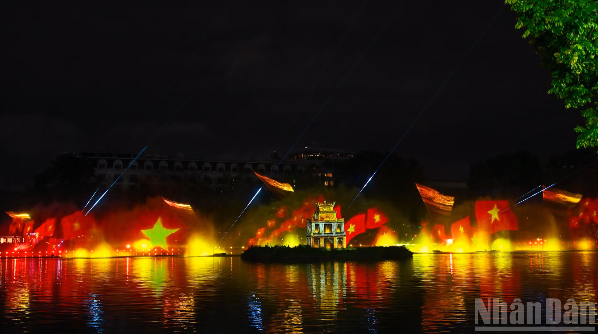 Tháp Rùa bừng sáng lung linh trong chương trình 3D Mapping “Hà Nội rạng rỡ”.
