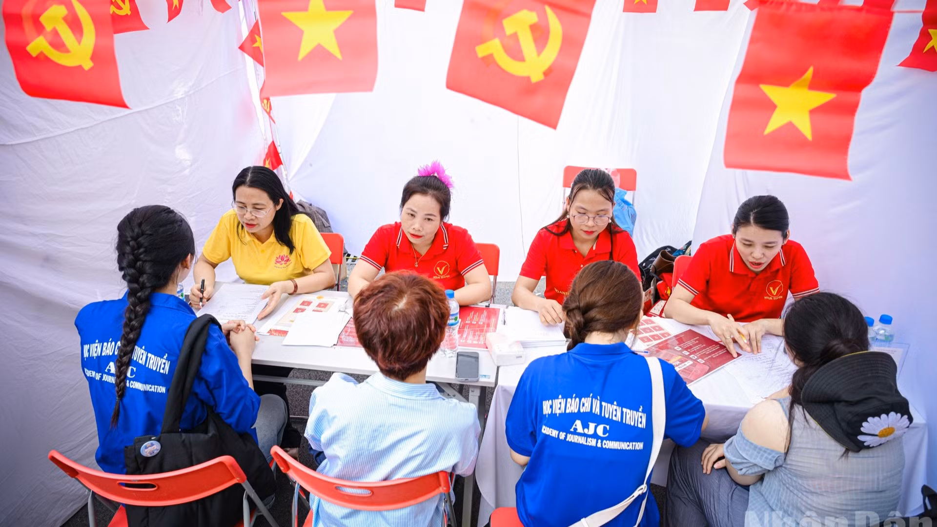 Chương trình là dịp để tất cả sinh viên tìm hiểu thông tin tuyển dụng, gặp gỡ và giao lưu với chuyên gia, cựu sinh viên và đại diện đơn vị tuyển dụng, qua đó định hướng con đường phù hợp với mình trong bối cảnh thị trường lao động đang chuyển đổi mạnh mẽ dưới tác động của trí tuệ nhân tạo.