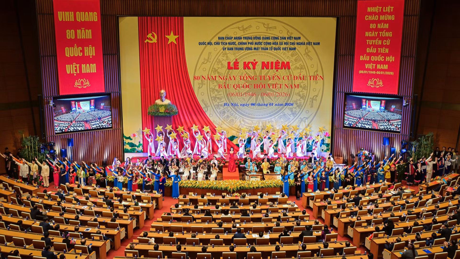 Chương trình nghệ thuật chào mừng Lễ kỷ niệm 80 năm Ngày Tổng tuyển cử đầu tiên bầu Quốc hội Việt Nam. (Ảnh: BẢO LONG)