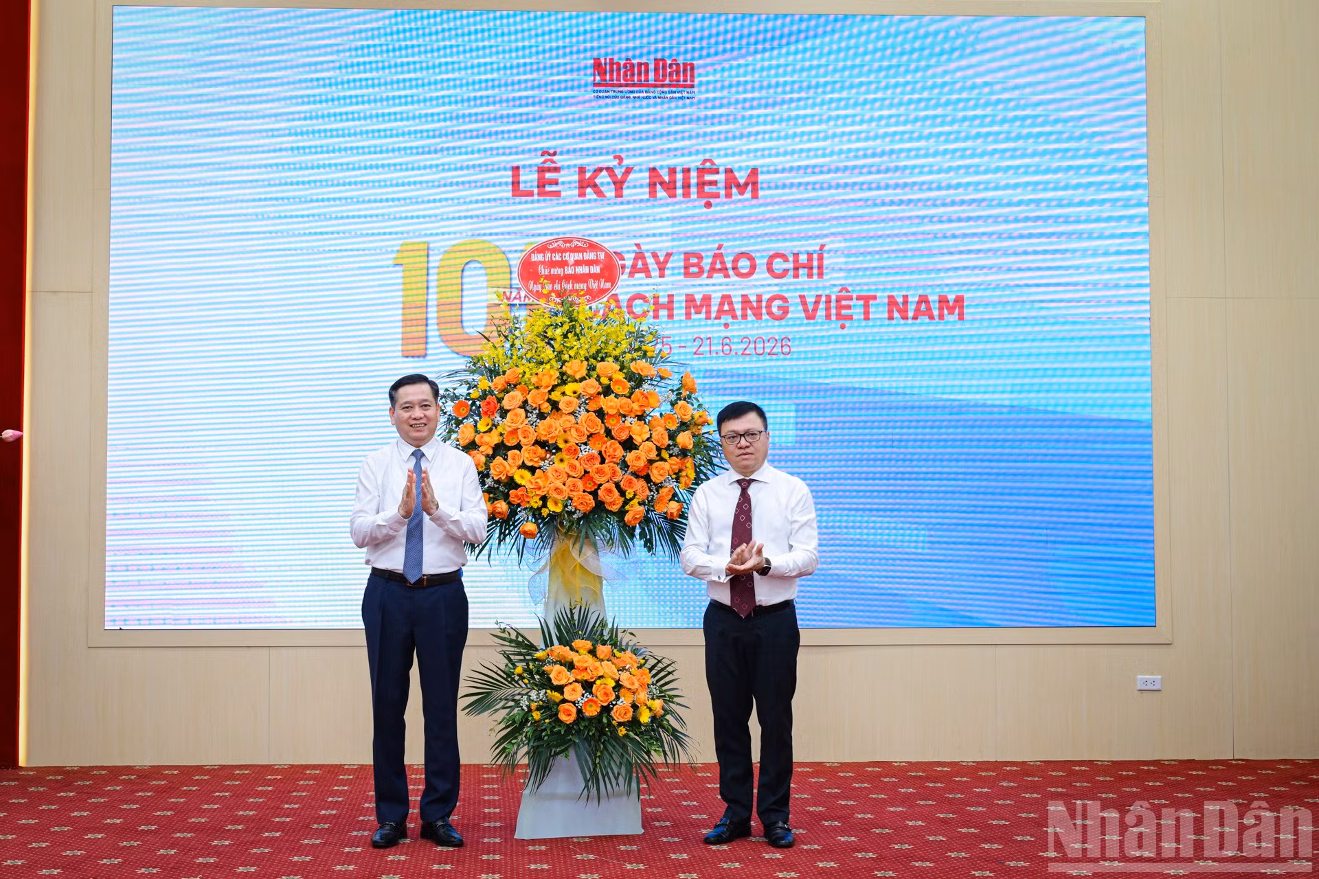 Phó Bí thư Thường trực Đảng ủy các cơ quan Đảng Trung ương Nguyễn Long Hải tặng hoa chúc mừng Báo Nhân Dân nhân dịp 101 năm Ngày Báo chí Cách mạng Việt Nam.