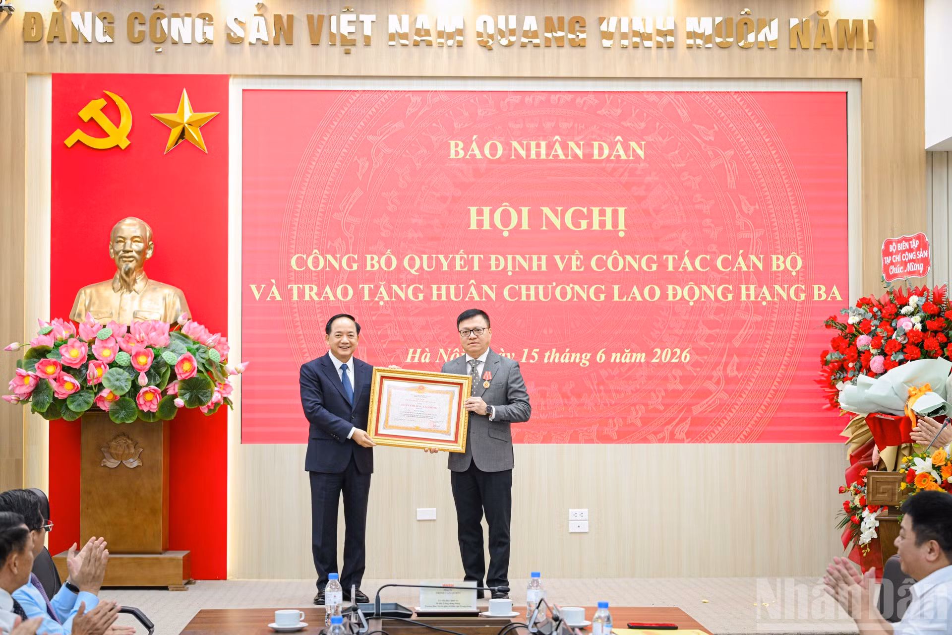 Đồng chí Trịnh Văn Quyết, Ủy viên Bộ Chính trị, Bí thư Trung ương Đảng, Trưởng ban Tuyên giáo và Dân vận Trung ương trao Huân chương Lao động hạng Ba cho Tổng Biên tập Báo Nhân Dân Lê Quốc Minh.