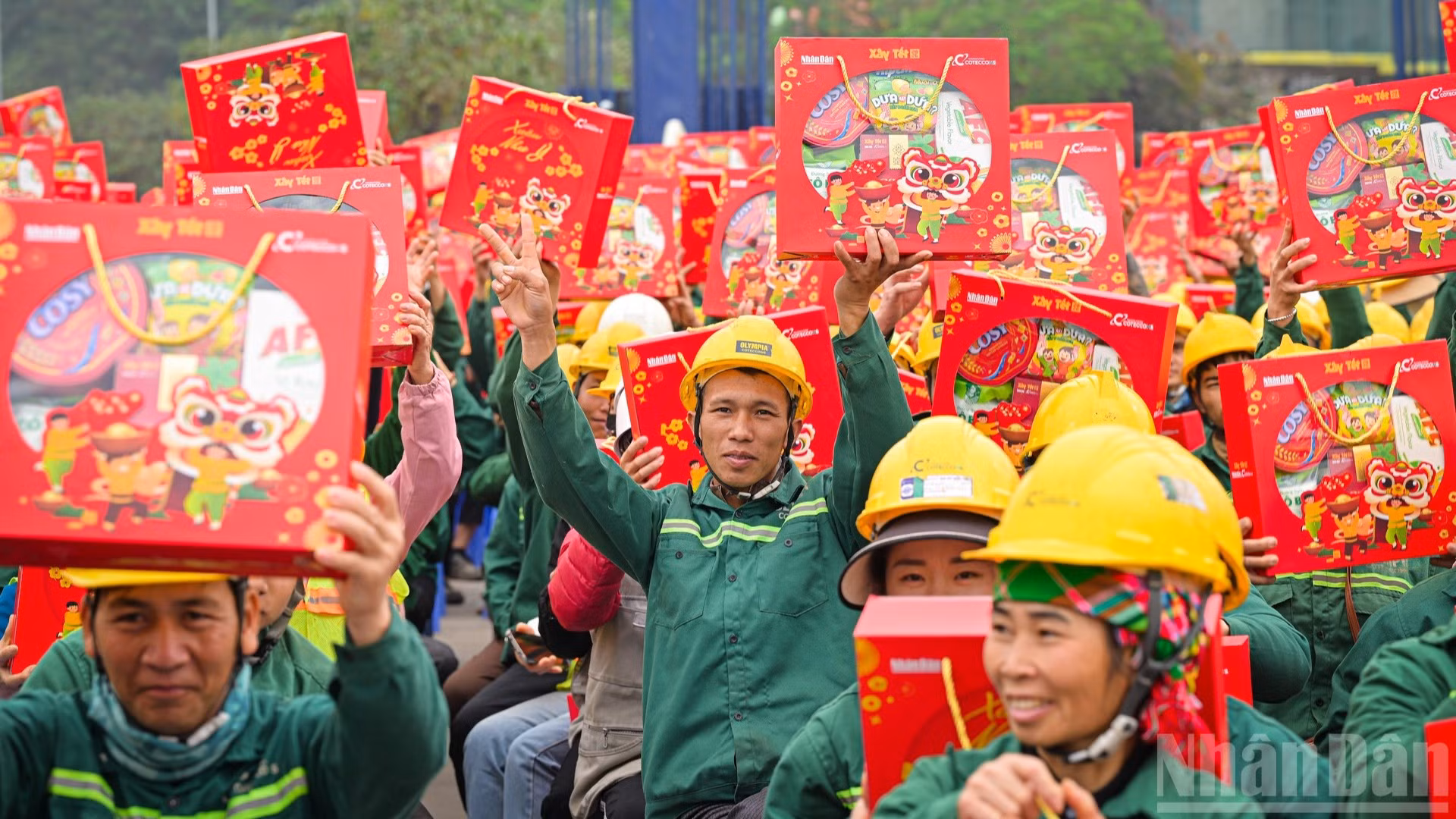 Công nhân tại công trường dự án Nhà hát Ngọc trai (Hà Nội) trong niềm hân hoan nhận những phần quà Tết từ Ban tổ chức chương trình "Xây Tết 2026".