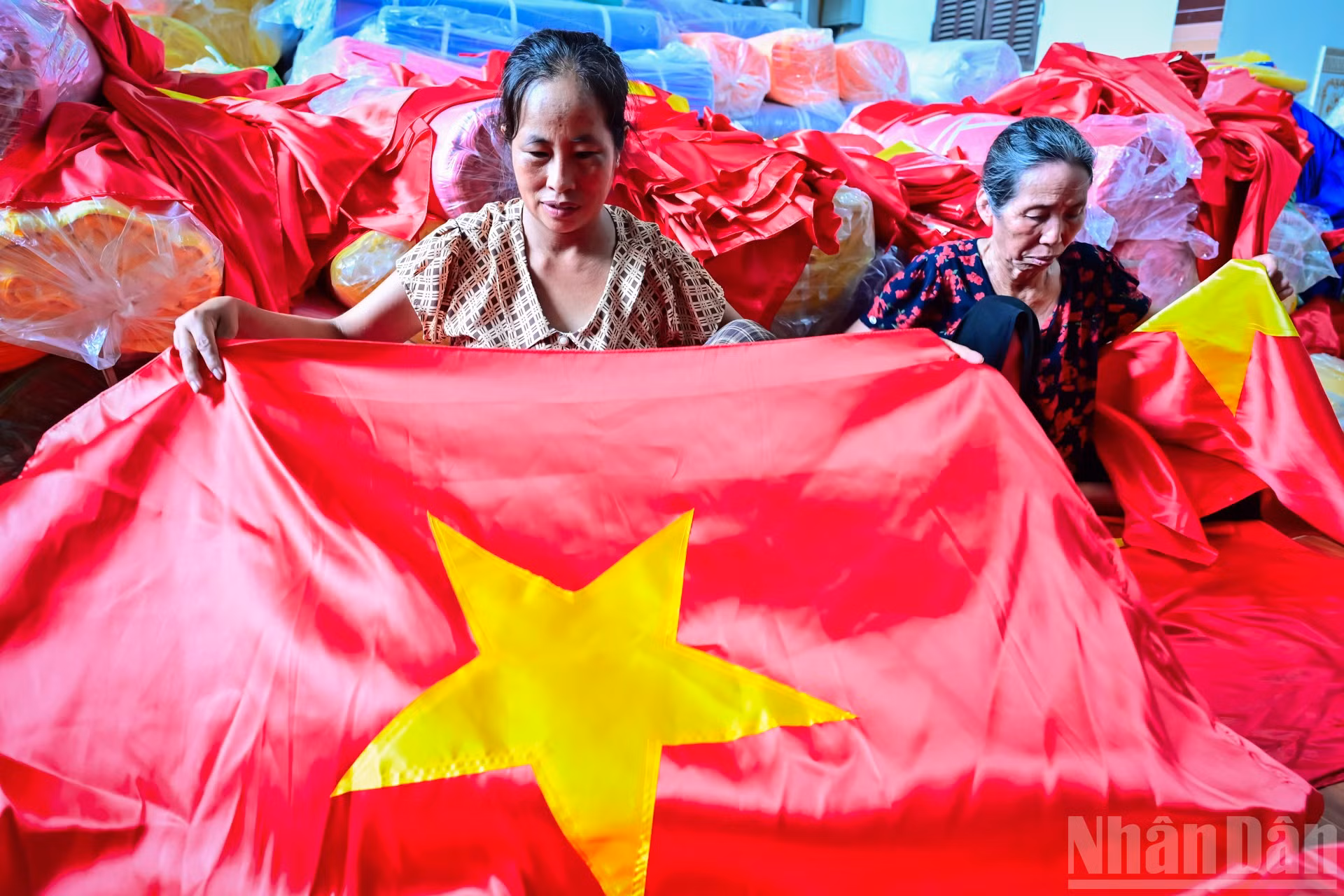 Những ngày này, tại làng nghề mọi người thợ đều hối hả ngày đêm để kịp hoàn thành hàng nghìn lá cờ gửi đi khắp mọi miền Tổ quốc.