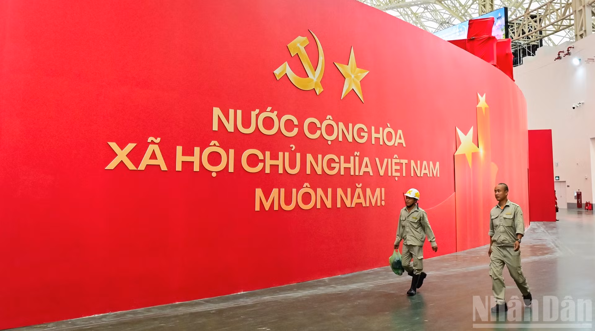 Triển lãm gây ấn tượng mạnh bằng các biểu trưng, biểu tượng, biểu ngữ quy mô lớn, hứa hẹn thu hút đông đảo khách tham quan.