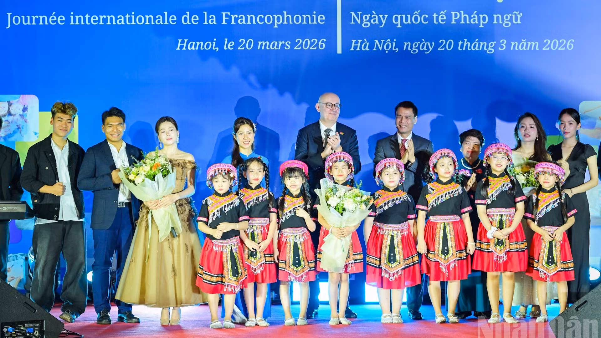 Các đại biểu trong nước và quốc tế tặng hoa các nghệ sĩ tại lễ kỷ niệm.