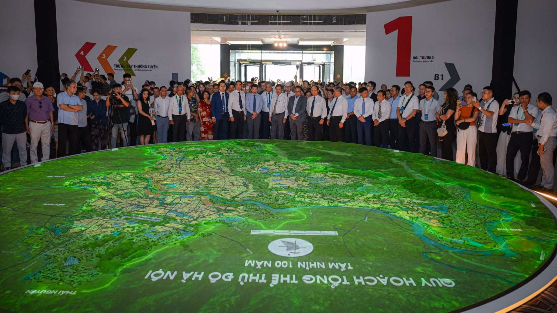 Triển lãm Quy hoạch tổng thể Thành phố Hà Nội tầm nhìn 100 năm thu hút đông đảo người dân Thủ đô.