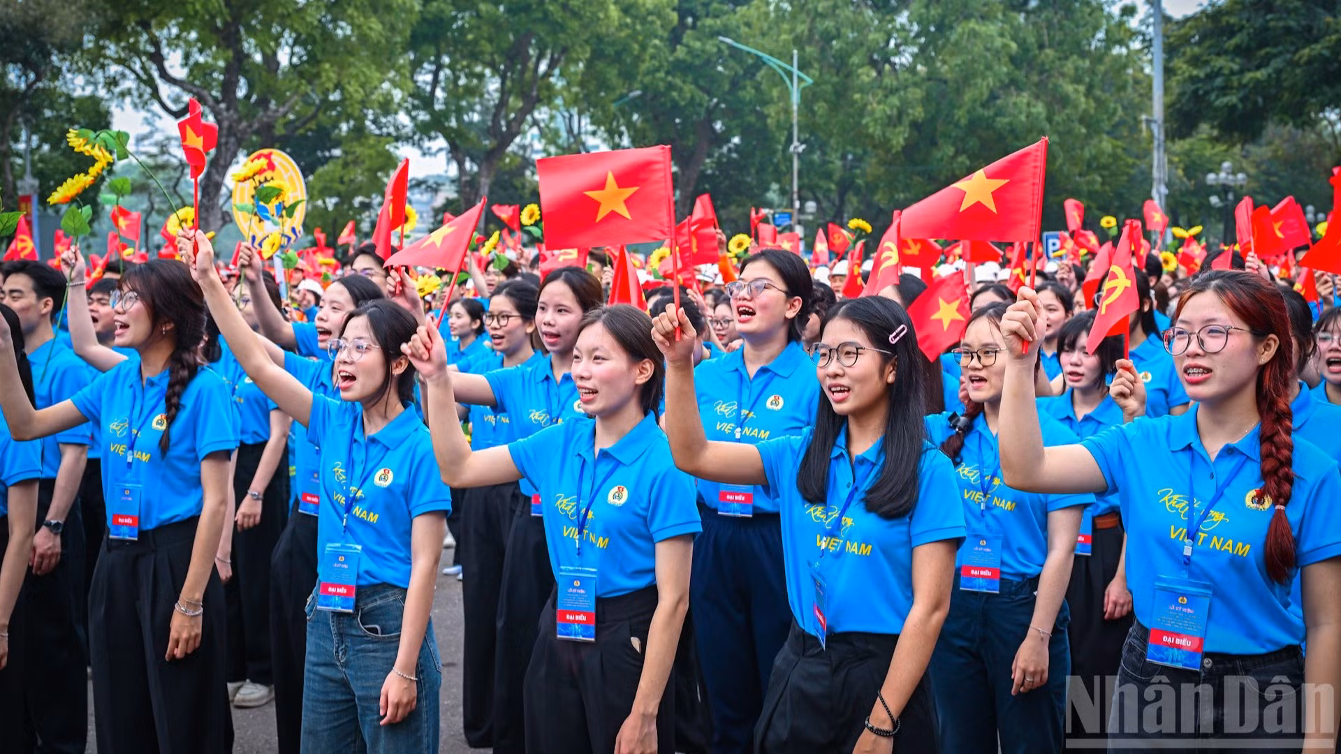  1.000 đoàn viên công đoàn, công nhân lao động tiêu biểu của cả nước có mặt tại địa điểm tập kết - cổng Công viên Thống Nhất, đường Trần Nhân Tông, phường Cửa Nam (Hà Nội) chuẩn bị cho Lễ diễu hành chào mừng kỷ niệm 140 năm Ngày Quốc tế Lao động (1/5/1886-1/5/2026) do Tổng Liên đoàn Lao động Việt Nam tổ chức.