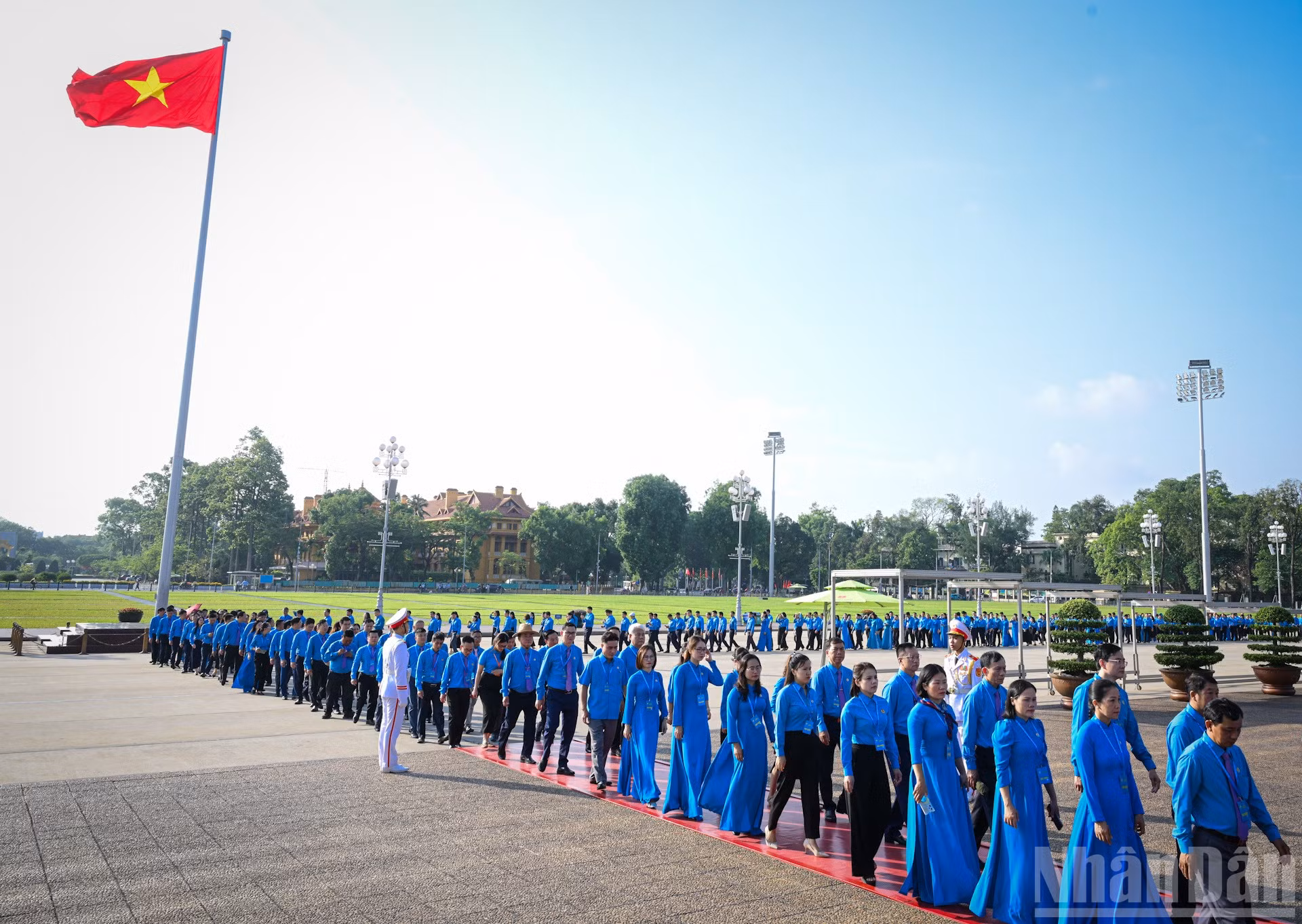780 đại biểu chính thức thuộc Đại hội XIV Công đoàn Việt Nam viếng Lăng Bác.
