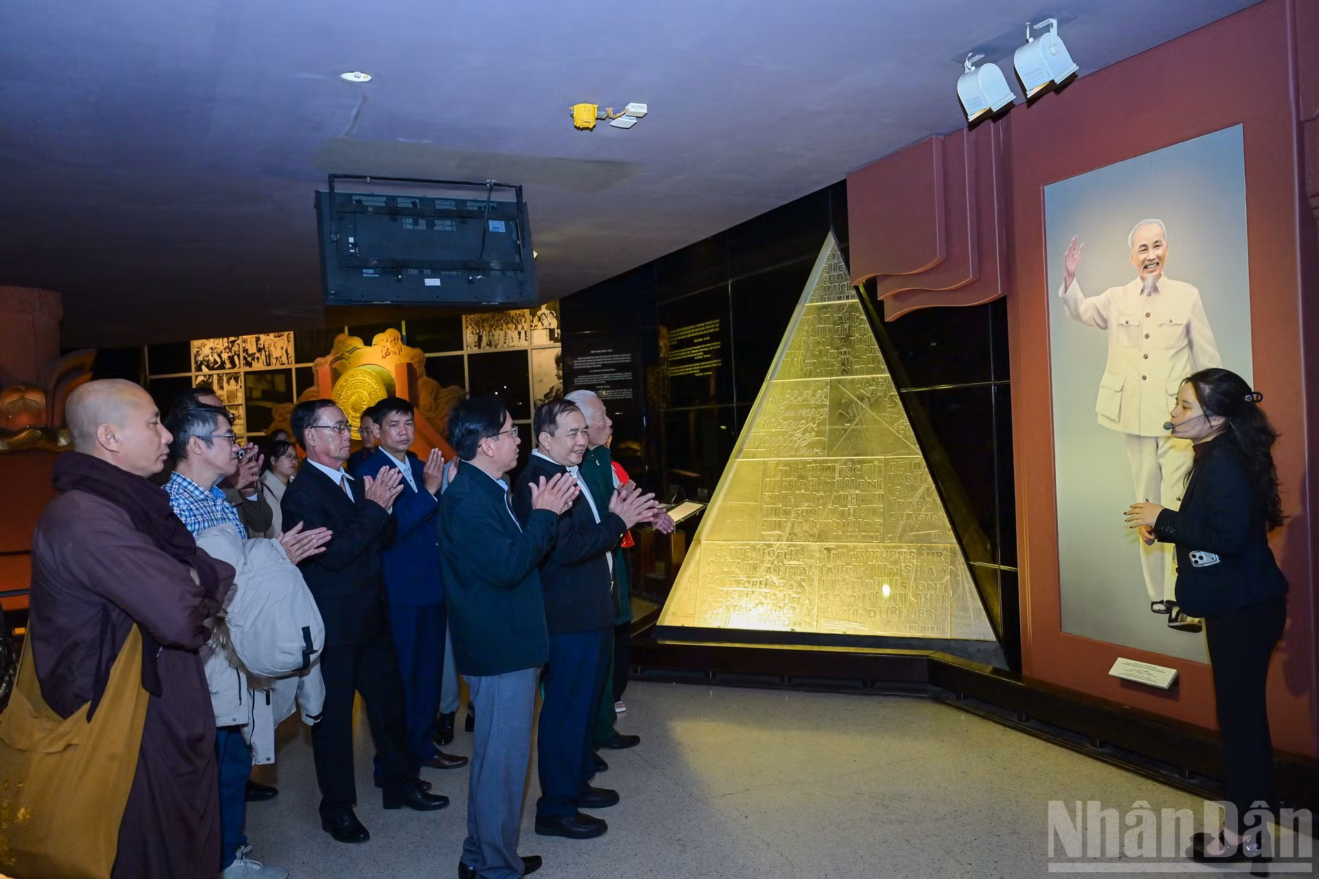 ndo_br_doan-db-bi-thu-tham-bao-tang.jpg
