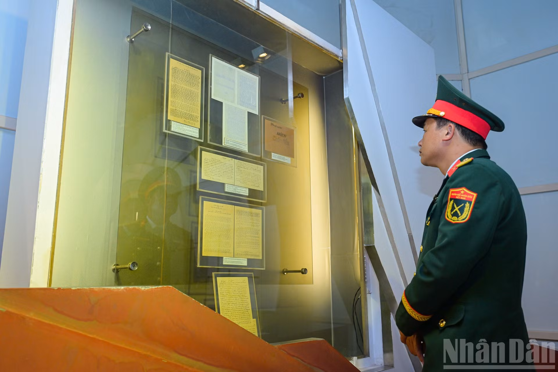 ndo_br_doan-db-bi-thu-tham-bao-tang-8.jpg