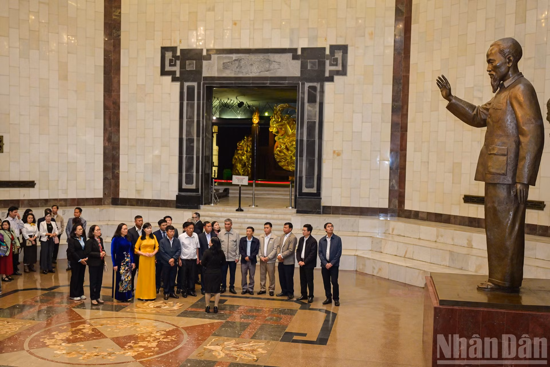ndo_br_doan-db-bi-thu-tham-bao-tang-12.jpg
