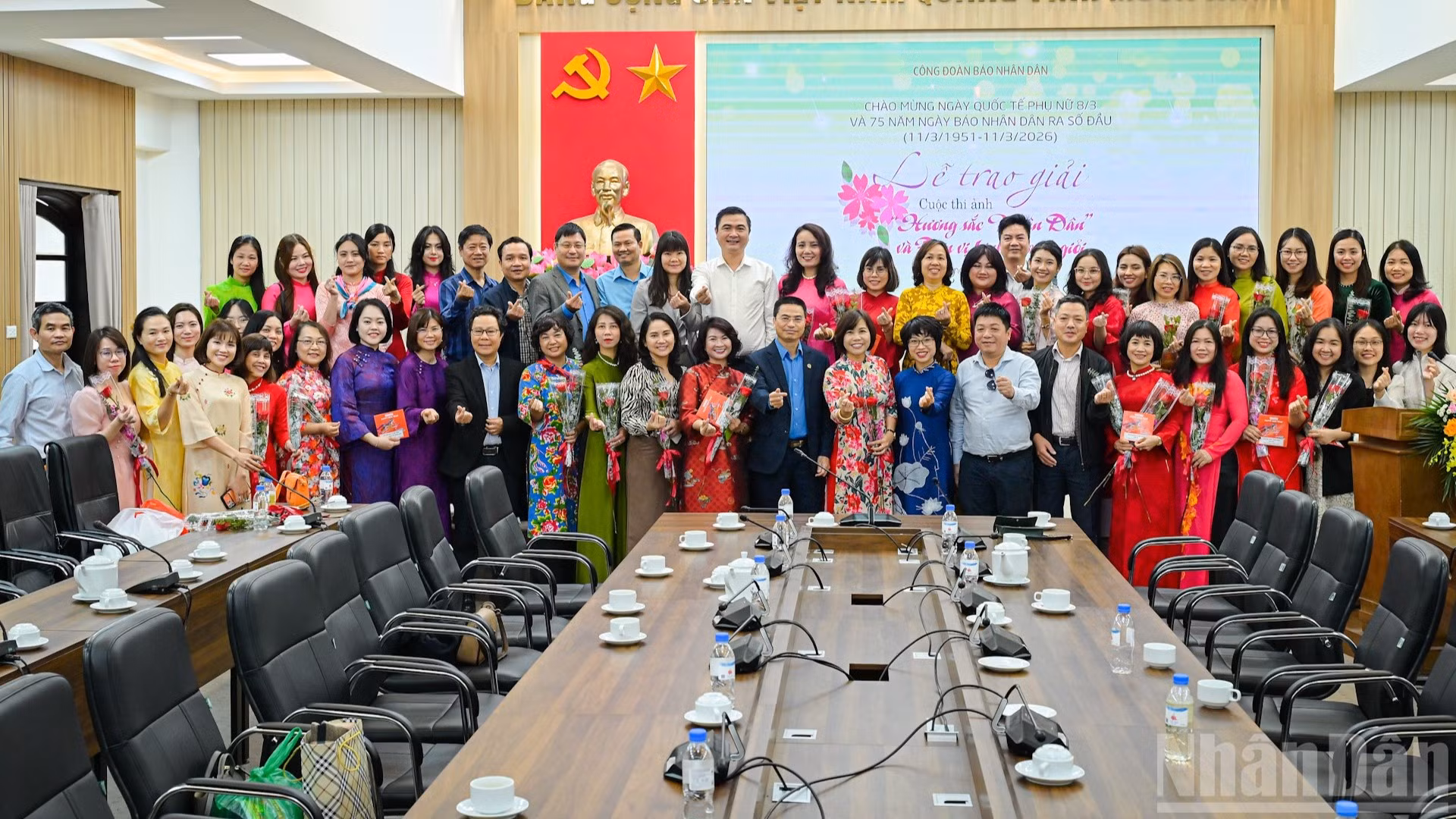 Lãnh đạo Công đoàn Khoa học và Công nghệ Việt Nam và lãnh đạo Báo Nhân Dân chụp hình lưu niệm cùng các nữ công đoàn viên Báo Nhân Dân.