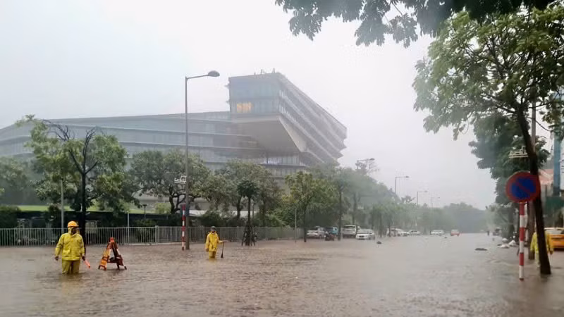 Nhiều tuyến đường ở Hà Nội ngập sâu.