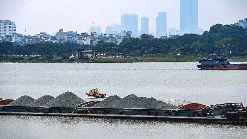 Tàu thuyền lưu thông trên sông Hồng. (Ảnh: Chu Dũng)
