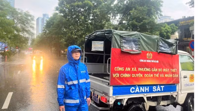 Nhiều tuyến đường bị ngập đã được các đơn vị bố trí người trực, hướng dẫn các phương tiện lưu thông.