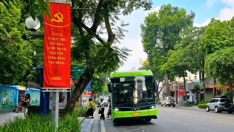 Hà Nội tổ chức 6 tuyến xe buýt tăng cường, kết nối trực tiếp với Trung tâm Triển lãm Việt Nam.