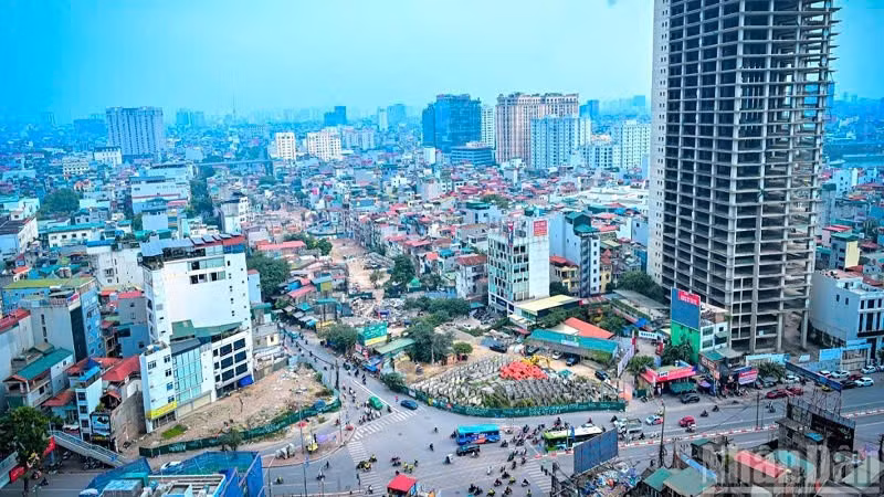 Dự án đường Vành đai 1 đoạn Hoàng Cầu-Voi Phục có điểm đầu tại nút giao Ô Chợ Dừa và điểm cuối tại nút giao thông Voi Phục, với tổng chiều dài hơn 2,2km. (Ảnh: BẢO LONG)