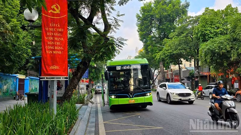 Một trong những điểm mới của hệ thống là một thẻ có thể sử dụng trên toàn mạng lưới giao thông công cộng được liên thông. (Ảnh: Đức Nghĩa)