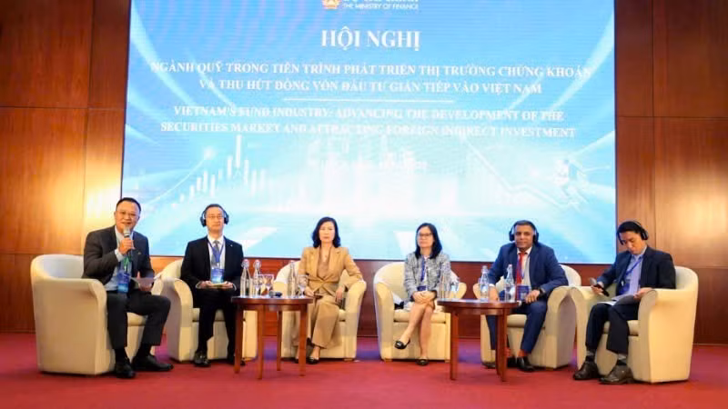 Các đại biểu tham gia trao đổi tại hội nghị.