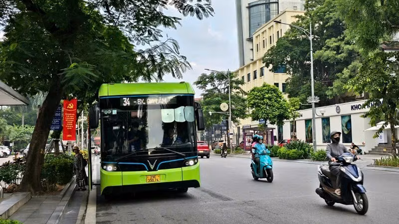 Từ ngày 23/4, Hà Nội đưa thêm 11 xe buýt điện vào hoạt động trên tuyến buýt số 90.