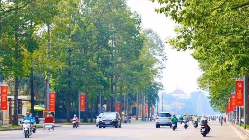 Dự án mở rộng tuyến đường Hùng Vương, phấn đấu hoàn thành trước ngày 15/8. (Ảnh: BẢO HÂN)
