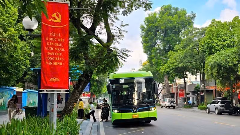 Từ ngày 30/4, Hà Nội tiếp tục đưa thêm 52 xe buýt điện vào khai thác trên 4 tuyến buýt số 41, 46, 49 và 72.