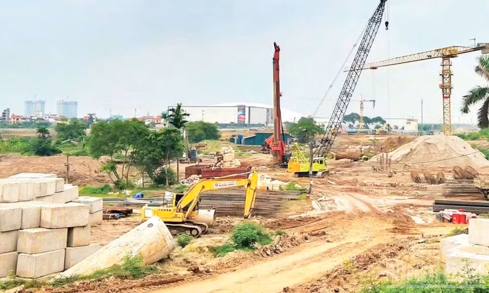 Triển khai thi công đường dẫn lên cầu Tứ Liên. (Ảnh: KHÁNH LINH)