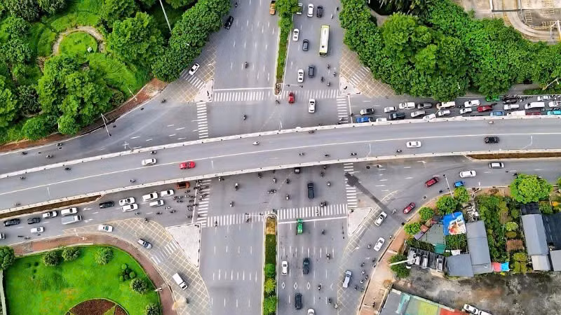 Trong giai đoạn thí điểm, ô-tô bị cấm quay đầu tại ngã ba chân cầu vượt Cổ Linh giao với ngõ 64 Cổ Linh theo hướng Cổ Linh-cầu Chương Dương. (Ảnh: LÊ KHÁNH)