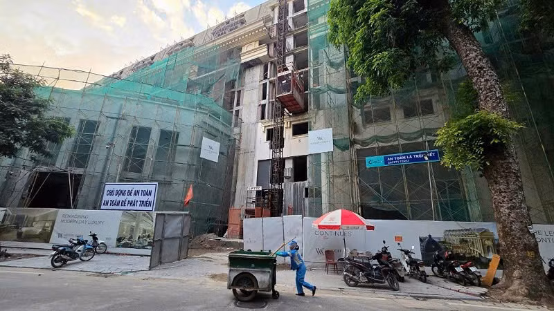 Công trình này thi công kéo dài, mỗi khi có gió, bụi bay mù mịt ở đường Đặng Thái Thân.