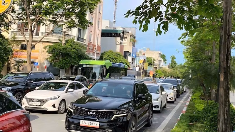 Lượng phương tiện quá lớn khiến cho đường Cổ Linh luôn trong tình trạng quá tải. (Ảnh: QUỐC TOẢN)