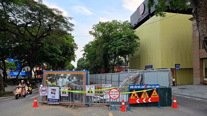 Thi công hệ thống thoát nước trên các phố nội đô.