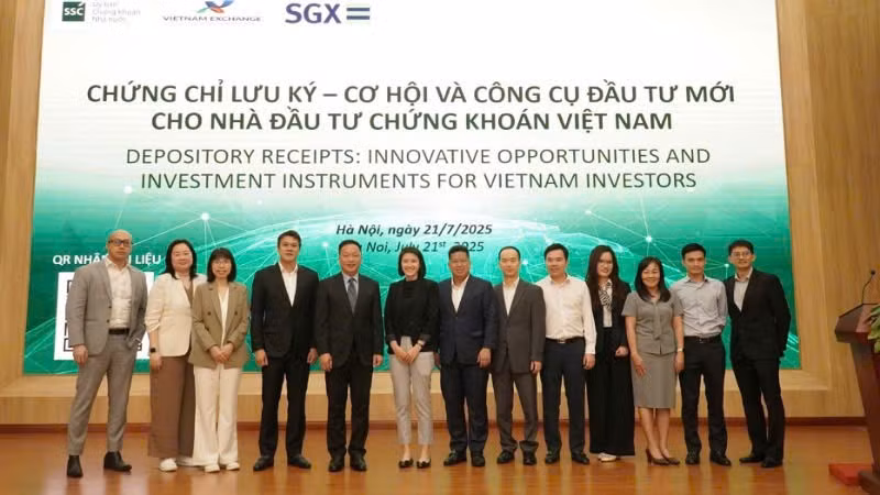 Các đại biểu chụp ảnh lưu niệm tại hội thảo.