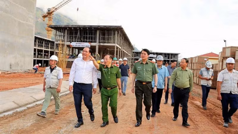 Thượng tướng Nguyễn Văn Long, Thứ trưởng Công an cùng đoàn công tác kiểm tra dự án trường học xã Pa Tần.