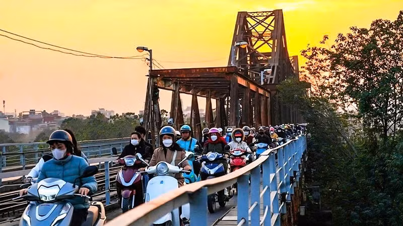 Hà Nội cấm phương tiện lưu thông trên cầu Long Biên trong 60 ngày để sửa chữa đột xuất. (Ảnh TUẤN LƯƠNG)