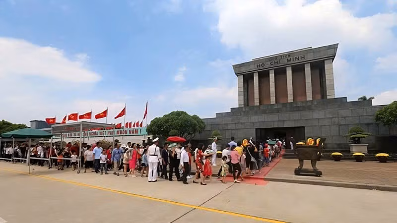 Người dân xếp hàng vào Lăng viếng Chủ tịch Hồ Chí Minh. (Ảnh: NINH GIANG)