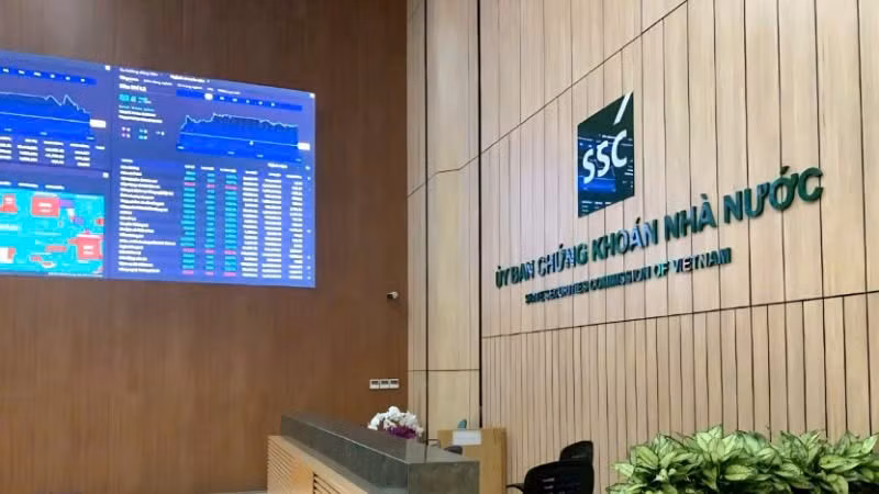 Ủy ban Chứng khoán Nhà nước khuyến cáo nhà đầu tư chỉ nên tiếp cận thông tin từ các kênh chính thống, kiểm tra kỹ trước khi giao dịch để tránh các rủi ro phát sinh từ hành vi giả mạo.