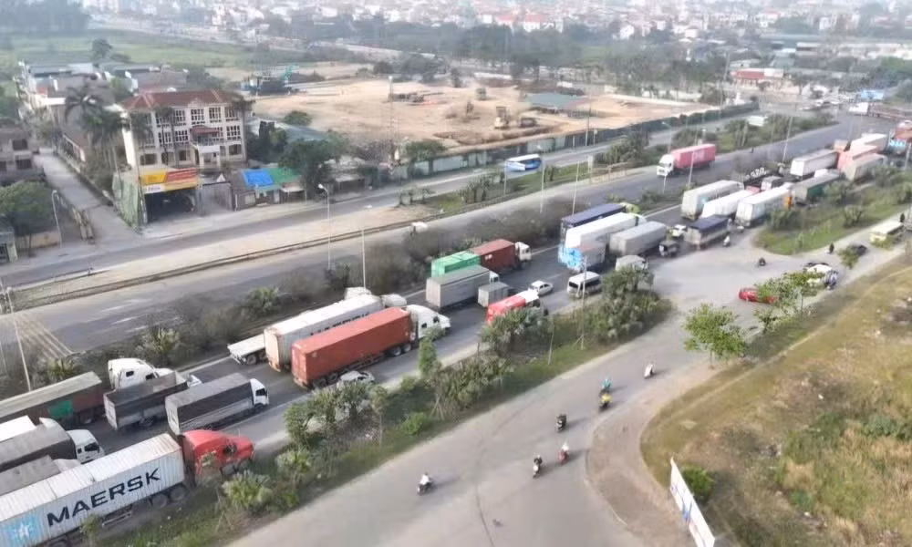 Ở giai đoạn 1, đơn nguyên cầu theo hướng từ Quốc lộ 5 đi cầu Đông Trù sẽ được rào chắn toàn bộ để phục vụ thi công. (Ảnh: THU HÀ)