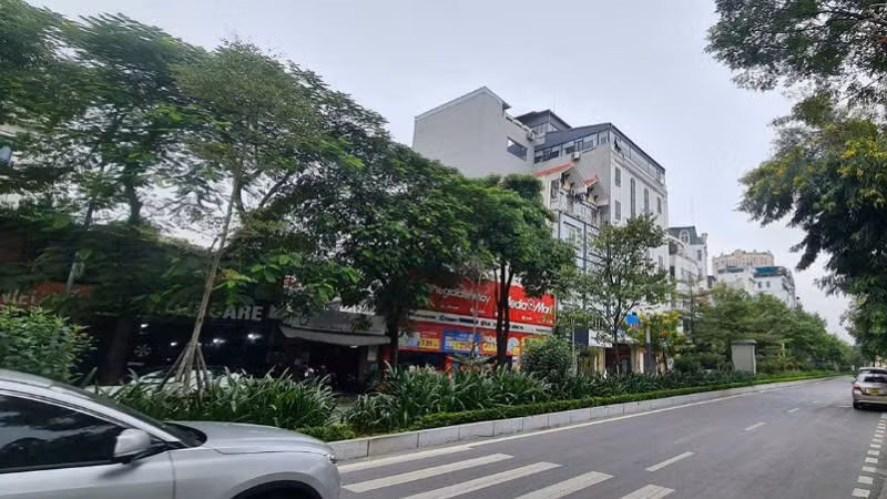 Điều chỉnh tổ chức giao thông một số điểm, ngõ ở đường Lạc Long Quân để thi công hệ thống thoát nước.