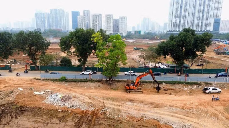 Hồ đầu mối Mễ Trì đang được đơn vị thi công tập trung triển khai theo lệnh khẩn cấp. (Ảnh: TUẤN LƯƠNG)