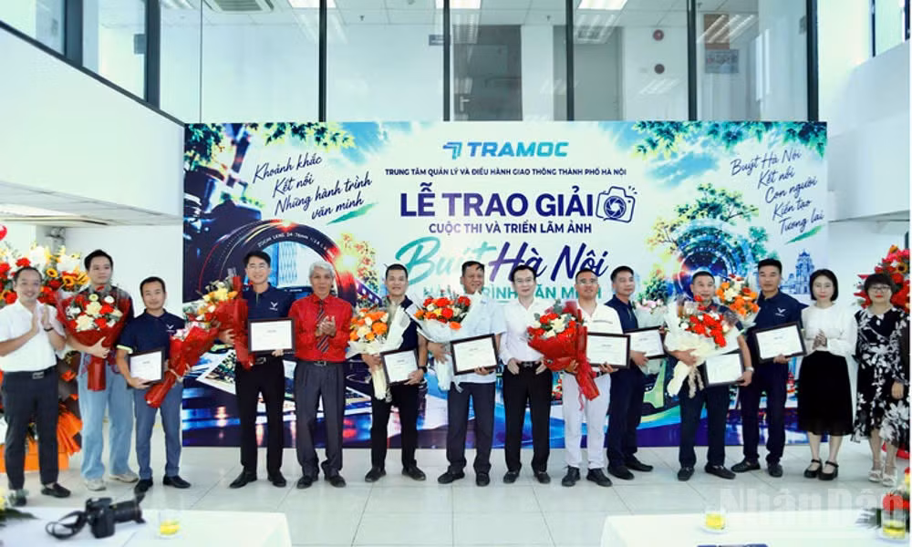 Ban Tổ chức trao giải cho các tác giả. (Ảnh: BTC)