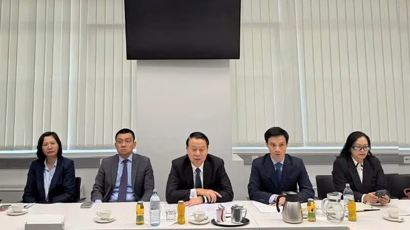 Thứ trưởng Nguyễn Đức Chi (giữa) tại buổi làm việc. (Ảnh: ANH VŨ)