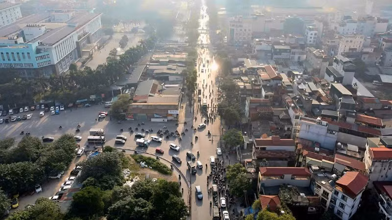 Sau khi cấm các phương tiện có tải trọng lớn hơn 10T vào giờ cao điểm đã giảm thiểu ùn tắc giao thông tại các nút giao cầu Tó, nút Phúc La-Văn Phú-đường 70. (Ảnh: TRUNG NGUYỄN)