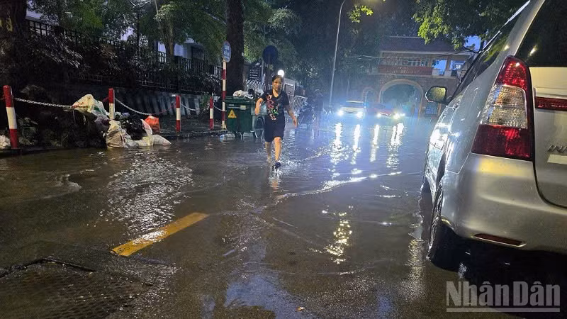 Phố Phạm Ngũ Lão mỗi khi có mưa mặt đường bị ngập, hệ thống thoát nước chậm.