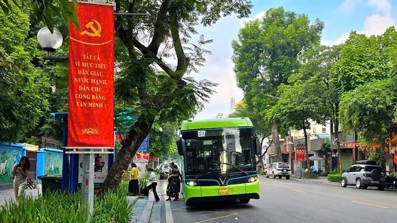 Hà Nội tổ chức phân luồng từ sớm, từ xa được xác định là giải pháp quan trọng nhằm hạn chế ùn tắc, bảo đảm giao thông thông suốt.