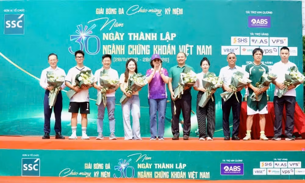 Các đại biểu tham dự khai mạc giải đấu. (Ảnh: VŨ TRÀ)