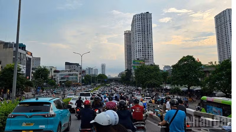 Hà Nội tổ chức phân luồng giao thông phục vụ nhu cầu đi lại của nhân dân trong dịp nghỉ lễ.