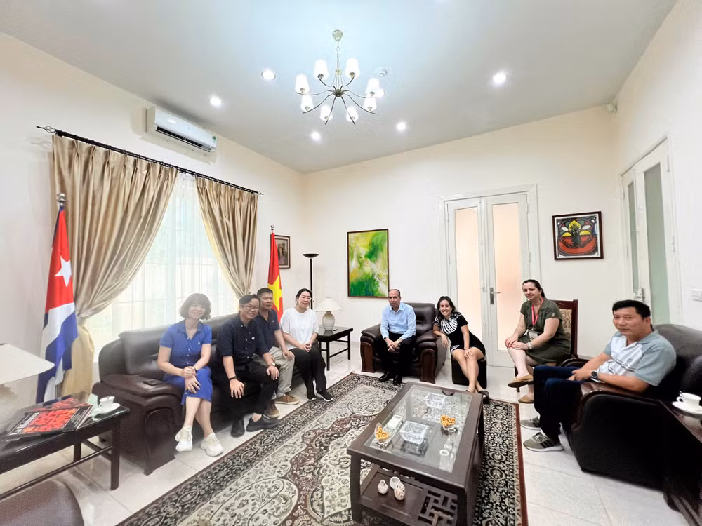 Đoàn làm phim làm việc với Đại sứ quan Cu Ba tại Việt Nam. (Ảnh: Đài Truyền hình Việt Nam cung cấp)